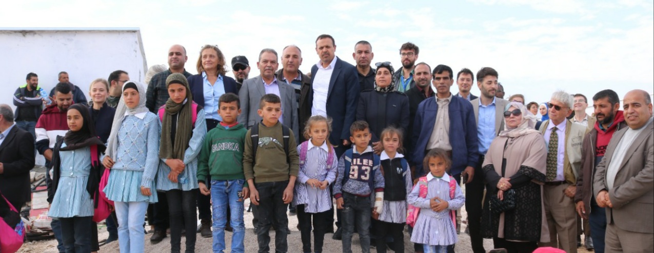التربية تنظم زيارة دعم لمدرسة إصفي التي يهددها الاحتلال بالهدم  في يطا